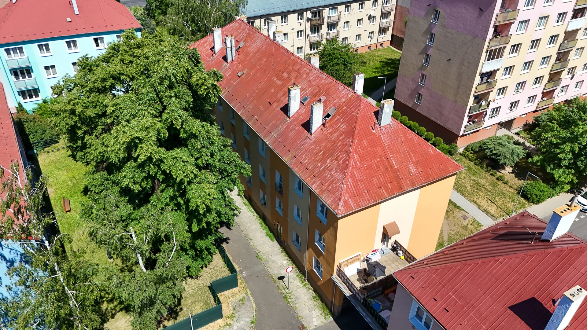 Bytový dům z výšky dronem — Chomutov