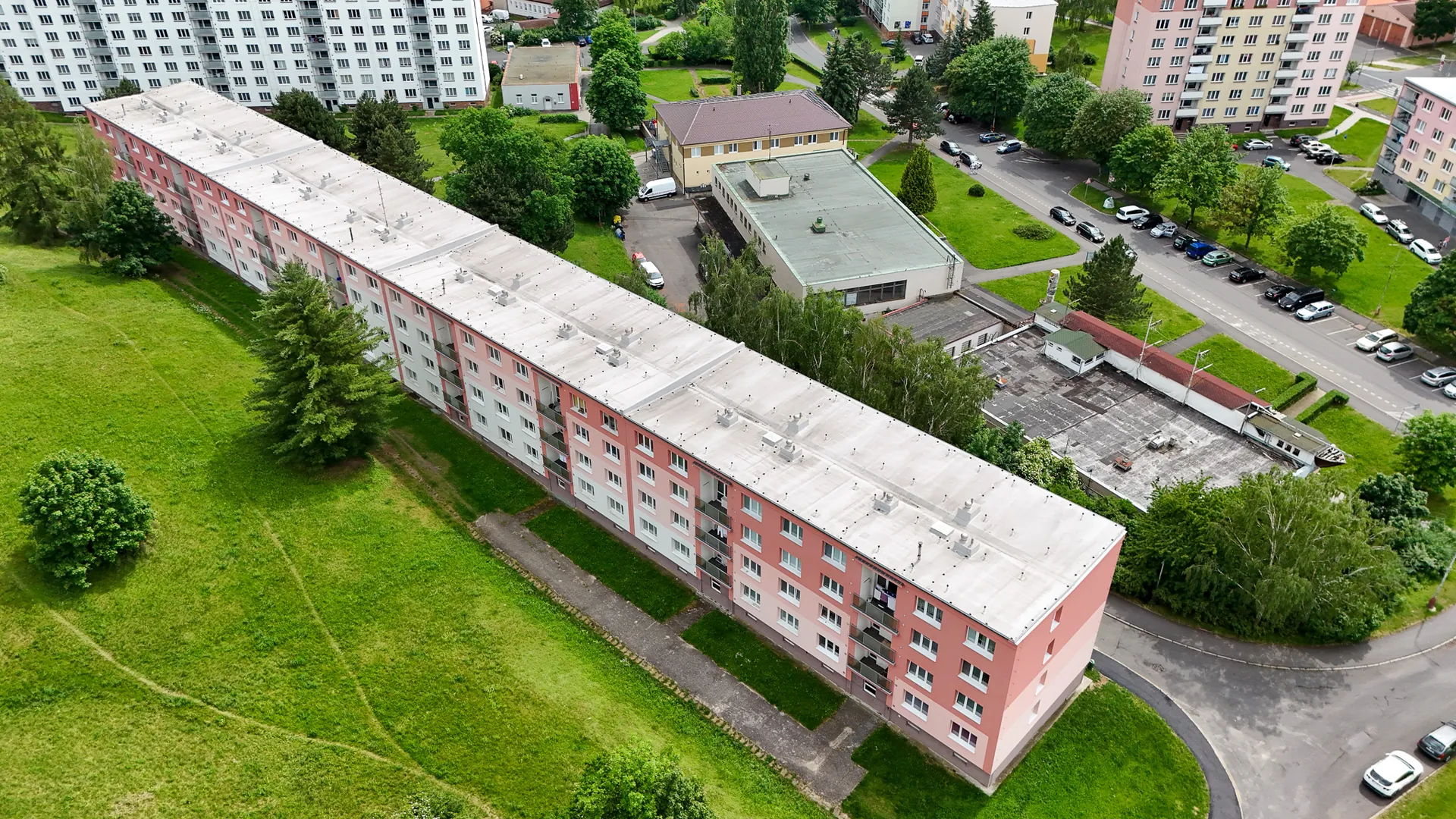 Bytový dům a okolí z dronu