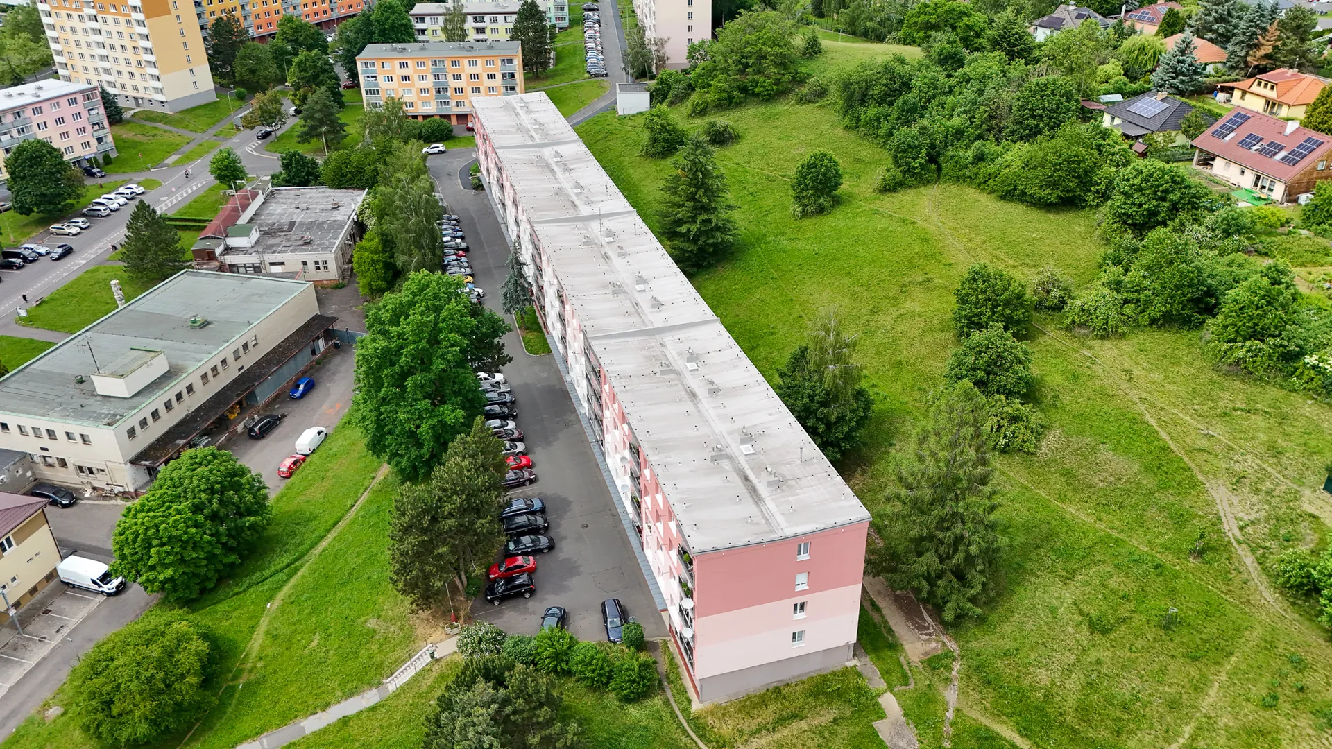 Okolí bytového domu z dronu
