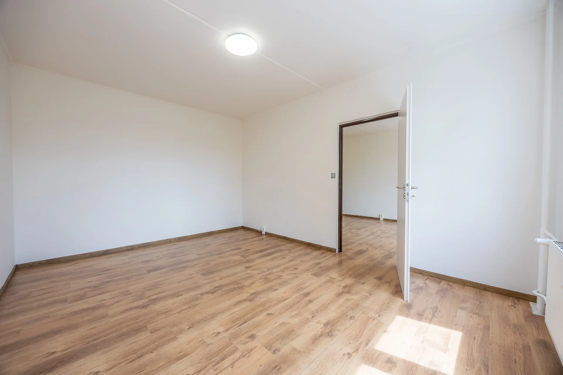 Obývací pokoj – pohled ke dveřím