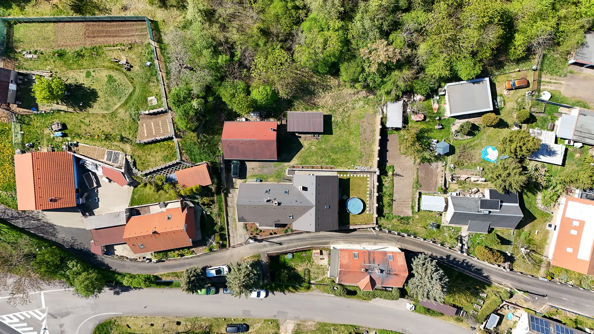 Pozemek rodinného domu kolmo z výšky — Korozluky