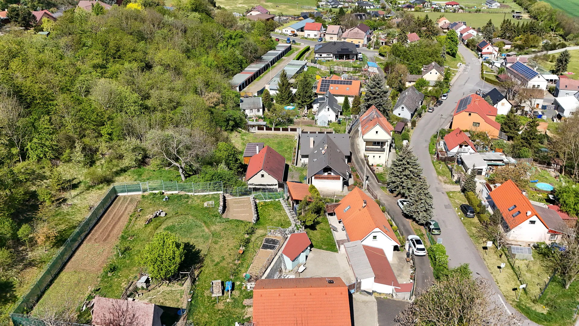 Okolí rodinného domu — Korozluky