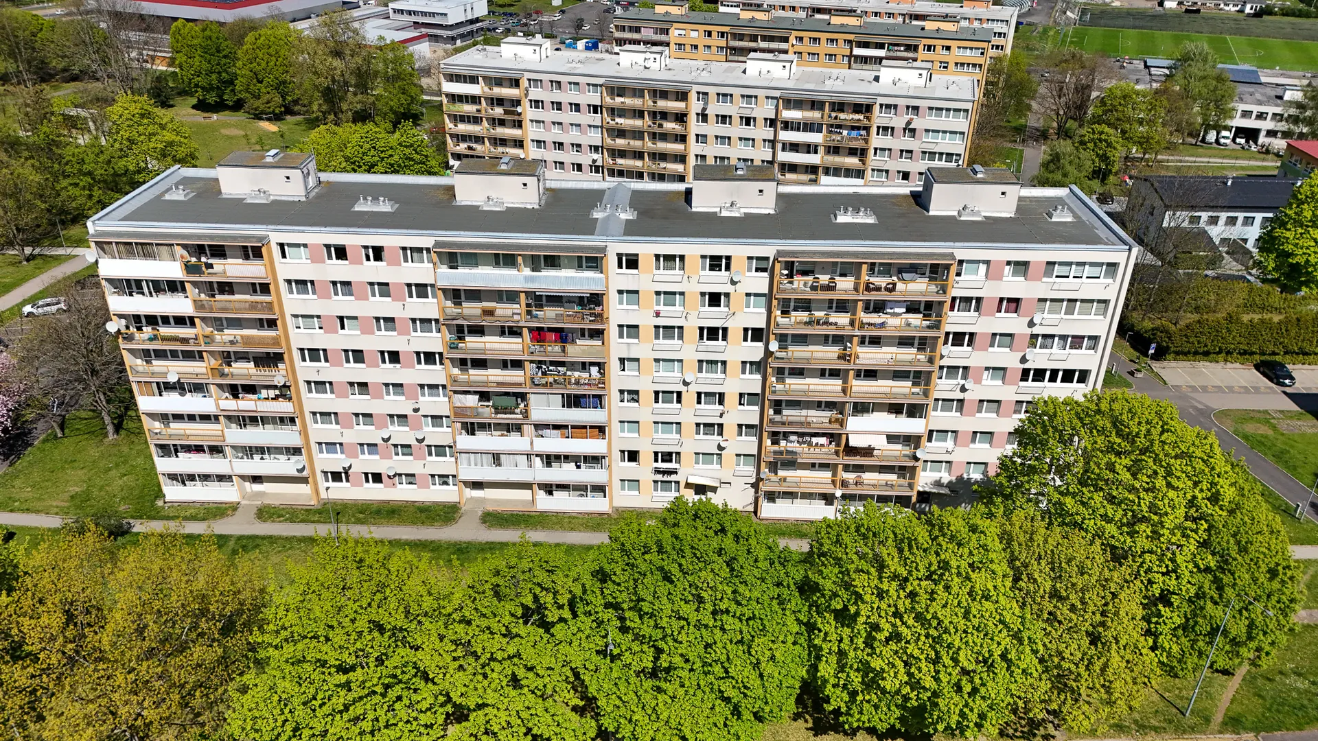 Čelní pohled na bytový dům z dronu — Most