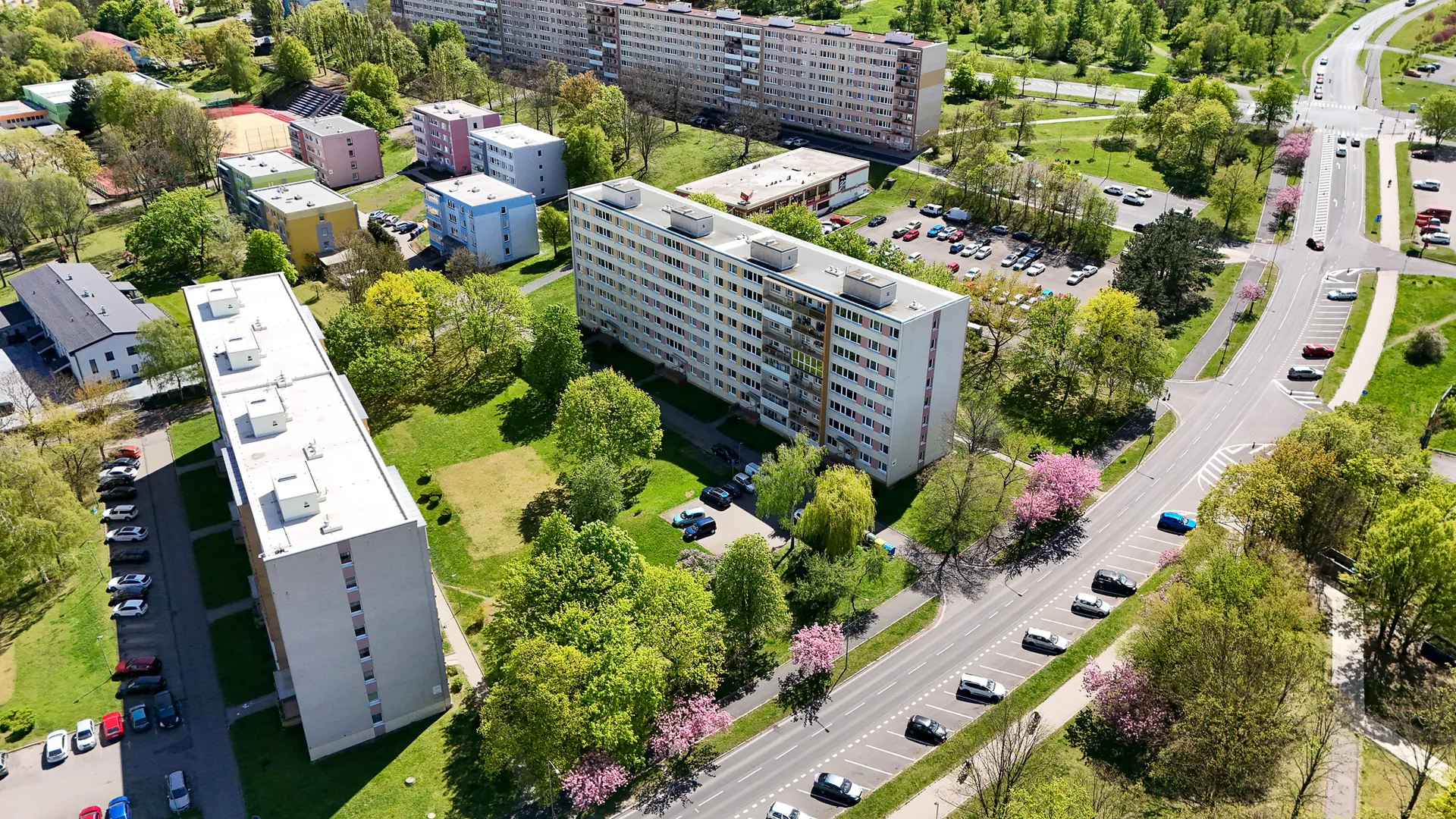 Bytový dům a okolní zástavba — Most
