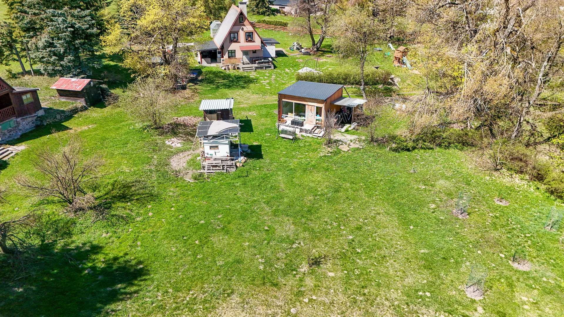 Zahrada a stavby z výšky — Výslunní