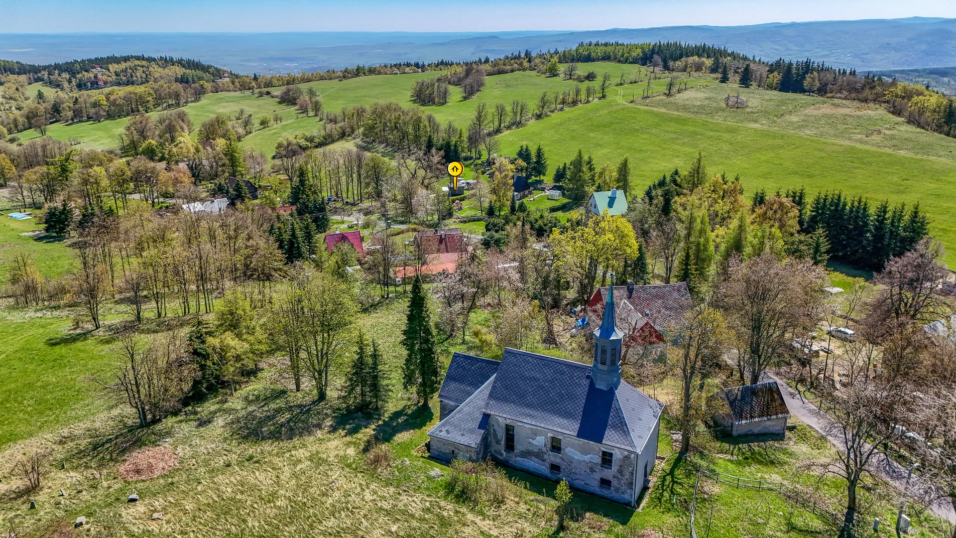 Výslunní s kostelem a označením pozemku
